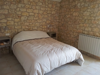 Chambre spacieuse de 15 m² avec lit 200*160 et rangement. Porte fenêtre donnant accés à la terrasse