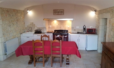 Cuisine américain ouverte sur le séjour de 25m². Porte fenêtre donnant accès à la terrasse