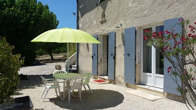 Terrasse de 50m² , sol en gravier. Vu sur champs et vignes. Parfait pour se détendre autour d'un barbecue