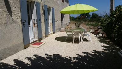 Terrasse de 50m² , sol en gravier. Vu sur champs et vignes. Parfait pour se détendre autour d'un barbecue