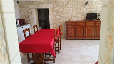 Salon de 25m² ouvert sur la cuisine. Accés directe à la terrasse